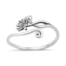Load image into Gallery viewer, Sterling Silver Oxidized And Polished Flowers Ring