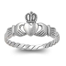 Load image into Gallery viewer, Sterling Silver Claddagh Twisted Band Ring with Face Height of 9MM